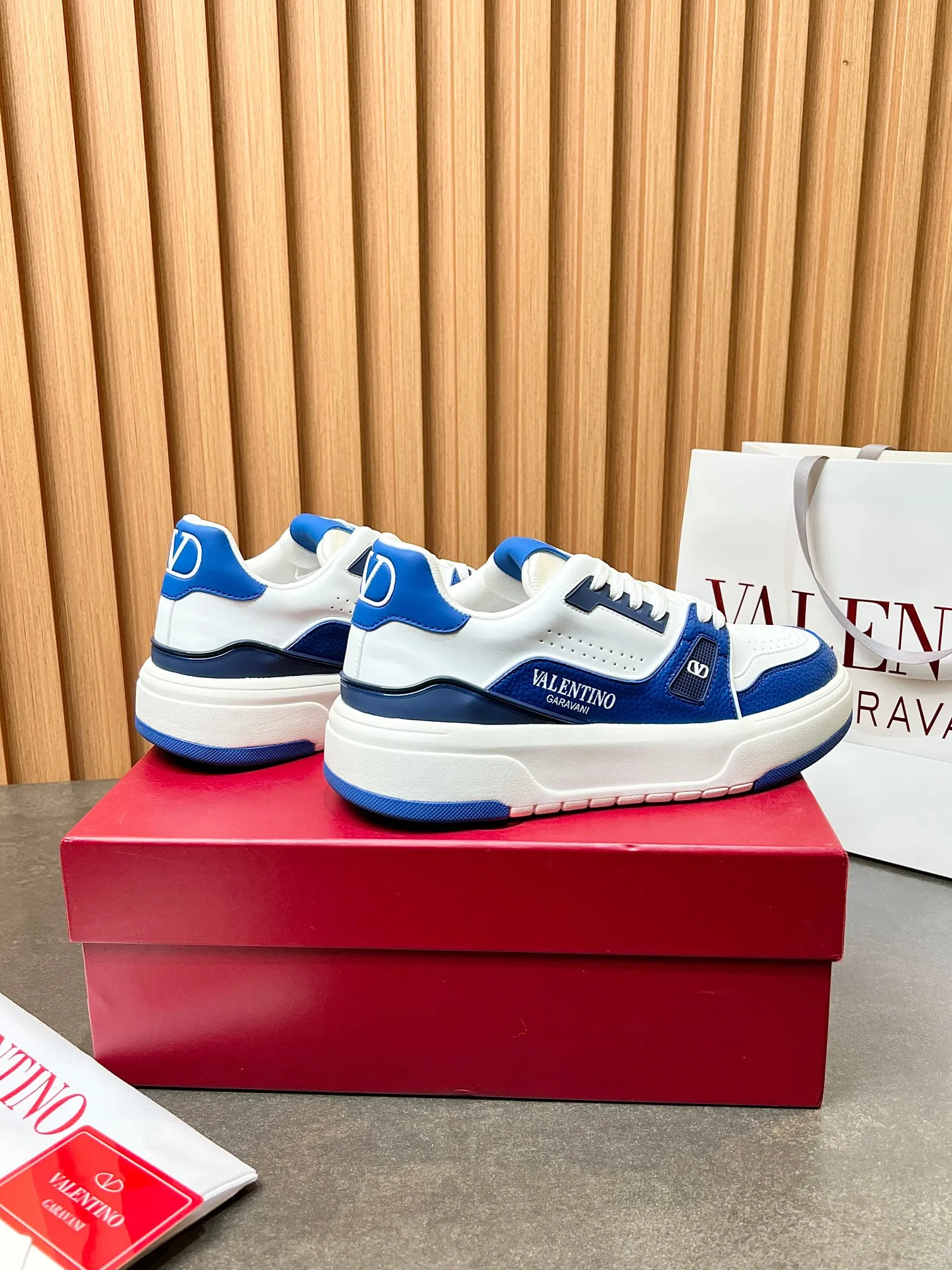 👟👟Ex-factory price 680👟👟 𝑽𝒂𝒍𝒆𝒏𝒕𝒊𝒏𝒐Valentino 𝑶𝒏𝒆𝑺𝒕𝒖𝒅 Couple's sneaker series Valentino 2025 latest couple's sneakers same style for celebrities Hot sale. The original ZP was purchased and dismantled. Repeated printing and modification. Trying to restore the original version 1:1! Top luxury masterpiece, soft and comfortable, combining fashion and leisure, bringing excellent and elegant texture and excellent on-foot comfort. Top purchasing version upper: imported calfskin surface/original oil edge craftsmanship. Lining: water-dyed cowhide lining. Outsole: original development 𝐓𝐏𝐔 two-color combination outsole. Packaging: original configuration complete package. Code number: 34-44
